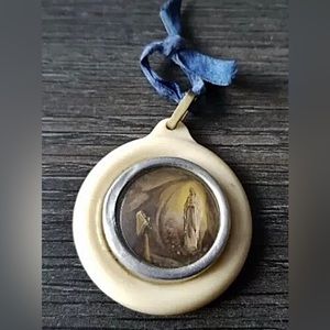 Vintage Lourdes Baby’s Crib Protector Ornament Bakelite 1940s Holland Catholic